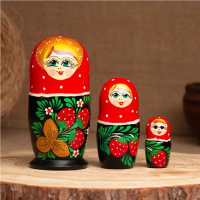 Матрёшка «Земляничка», красный платок, 3 кукольная, 10-12 см