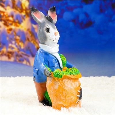 Садовая фигура "Заяц с мешком моркови" 20х15х38см