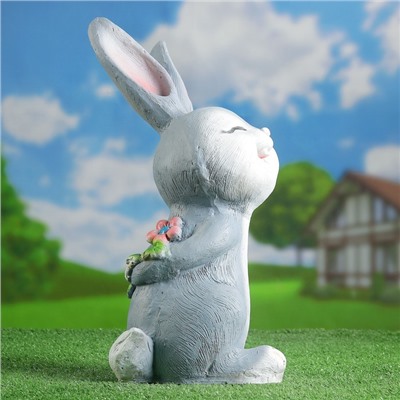 Садовая фигура "Заяц с цветком" 22х45см  серый