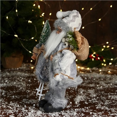 Дед Мороз "Клетчатом жилете и с ёлкой" 30 см, серый