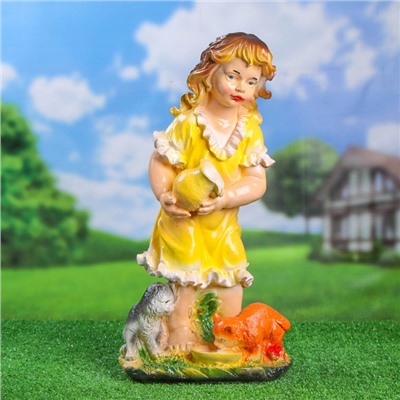 Садовая фигура "Девочка с котятами" желтое платье