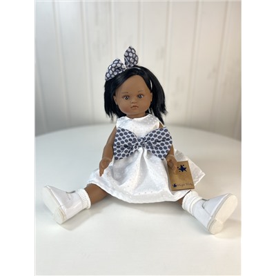 Кукла Нэни, темнокожая, в белом платье, 42 см, арт.42109N