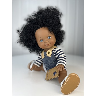 Кукла Бетти темнокожая, в джинсовом комбинезоне, 30 см , арт. 31116