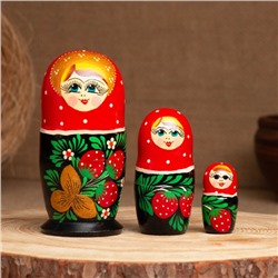 Матрёшка «Земляничка», красный платок, 3 кукольная, 10-12 см