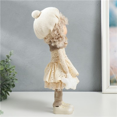Кукла интерьерная "Малышка в берете, в бежевом наряде, с цветком" 36,5х13х17 см
