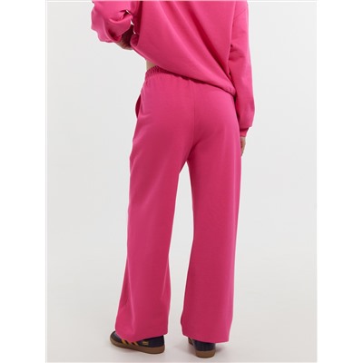 Комплект женский (джемпер, брюки) в розовом цвете с печатью