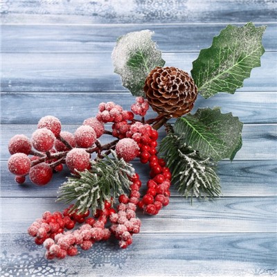 Декор "Зимние грезы" ягоды шишка иней хвоя 26 см