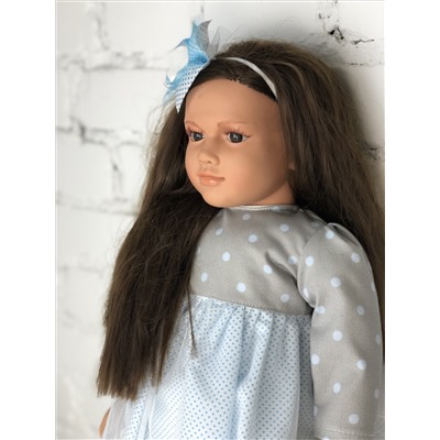 Кукла Ширли (брюнетка), в серо-белом платье в горох, 62 см , арт. B9001