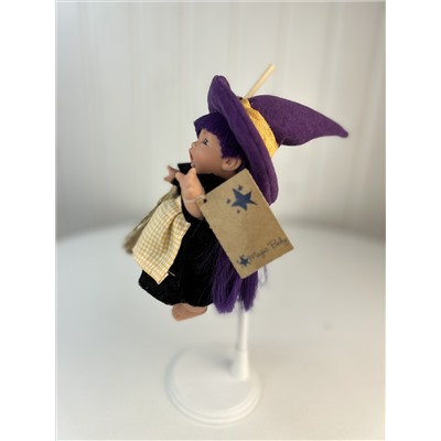 Пупс-мини "Ведьмочка", с фиолетово-розовыми волосами, в клетчатом желтом переднике и фиолетовой шляпе, 18 см. арт. 138U-13