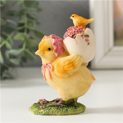 Сувенир полистоун "Курочка в чепчике, несет цыпленка в скорлупе с цветами" 6,5х4х9 см