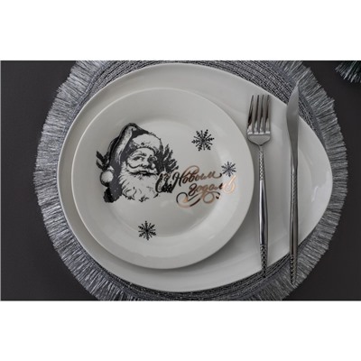 Тарелка фарфоровая Доляна «Дед Мороз и олени», d=25,5 см, цвет белый