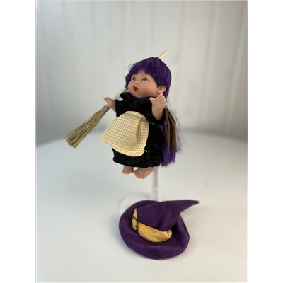 Пупс-мини "Ведьмочка", с фиолетово-розовыми волосами, в клетчатом желтом переднике и фиолетовой шляпе, 18 см. арт. 138U-13