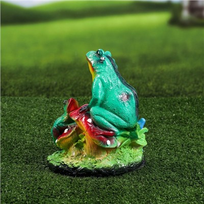 Садовая фигура "Лягушки на грибе", зелёная, гипс, 21 см