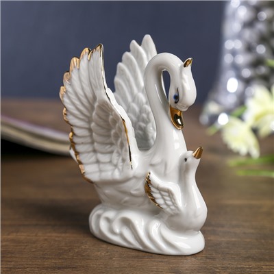 Сувенир керамика "Белая лебедь с малышом" 10,5х9х4,5 см