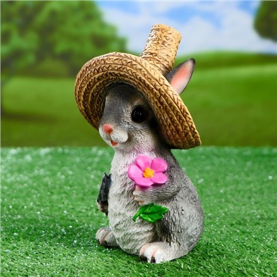 Садовая фигура "Зайка в соломенной шляпе с цветочком" 12х13х21,5см