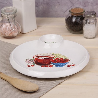 Блюдо фарфоровое круглое с соусником Доляна «Вишнёвое варенье», 22,5×20×2 см, цвет белый