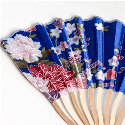 Веер бамбук, текстиль h=21 см изгиб, с кистью "Цветы" в коробке, синий